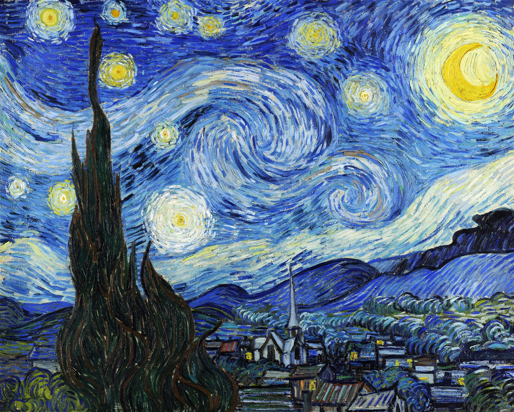 Uma pintura vibrante e expressiva de uma noite estrelada, com um céu azul profundo e redemoinhos celestes brilhantes. Um cipreste escuro e imponente se eleva à esquerda, enquanto uma pequena vila com uma igreja se aninha abaixo das colinas. A luz da lua e as estrelas cintilam intensamente, dominando a cena.