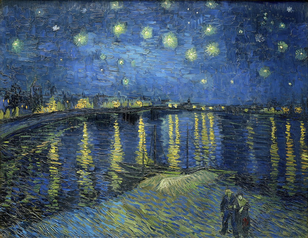 Quadro decorativo 'Noite Estrelada Sobre o Ródano' de Van Gogh, mostrando uma paisagem noturna com um rio, céu estrelado azul intenso, luzes da cidade refletidas na água e duas figuras na margem. A obra possui pinceladas texturizadas e vibrantes.