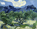 Uma pintura a óleo de Vincent van Gogh, 'Olive Trees with the Alpilles in the Background', retratando oliveiras verdes retorcidas em primeiro plano, com montanhas azuis ondulantes ao fundo e um céu azul com nuvens brancas e amarelas em espiral. A pincelada é visivelmente texturizada e vibrante, característica do estilo pós-impressionista de Van Gogh.