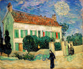 Quadro decorativo 'A Casa Amarela' de Vincent van Gogh, representando uma casa branca com telhado laranja e venezianas verdes sob um céu noturno azul com uma lua amarela e estrelas. Uma figura feminina caminha em primeiro plano.