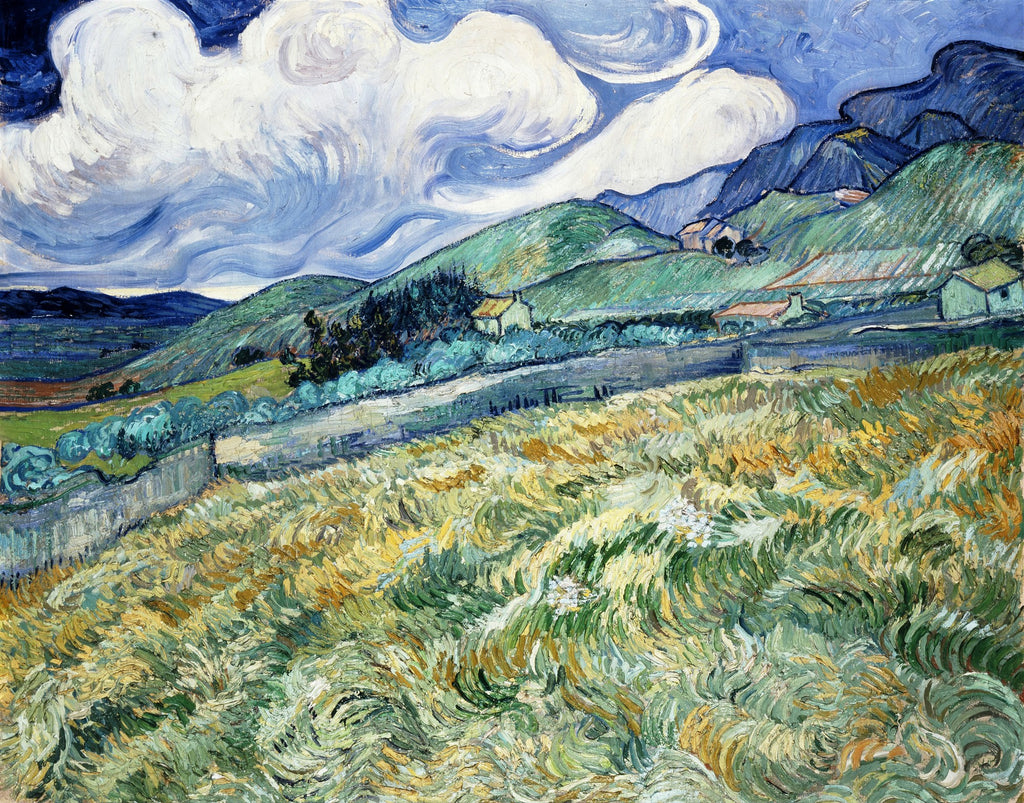 Quadro decorativo 'Campo de Trigo com Ciprestes' de Vincent van Gogh, representando uma paisagem montanhosa com um campo de trigo vibrante em tons de verde e amarelo, sob um céu dramático com grandes nuvens brancas e azuis. O estilo é pós-impressionista com pinceladas marcantes e textura visível.