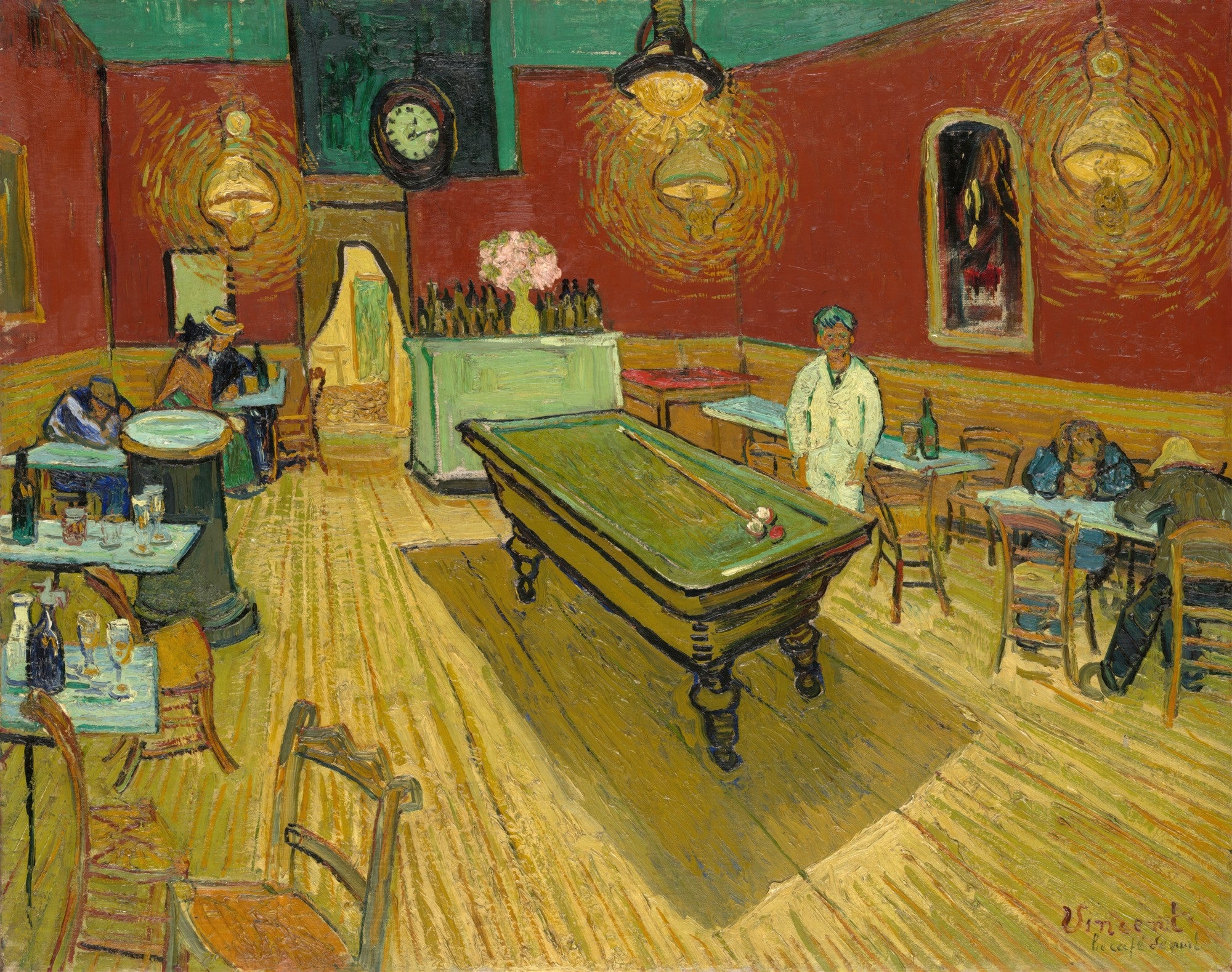 Quadro decorativo 'O Café Noturno' de Vincent van Gogh, mostrando um interior de café com mesas de bilhar, clientes solitários e luminárias que emanam luz amarela intensa, paredes vermelhas e chão amarelo.