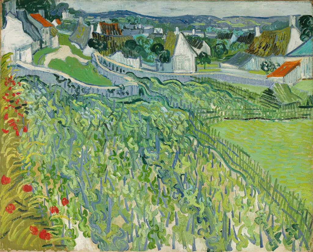 Quadro decorativo 'A Vinha Verde' de Vincent van Gogh, representando uma paisagem rural com vinhedos verdes em primeiro plano e casas com telhados coloridos em segundo plano, sob um céu claro.