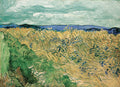 Pintura de um campo de trigo dourado sob um céu verde-azulado tempestuoso, com montanhas distantes e ciprestes verdes na parte inferior esquerda. A obra é de Vincent van Gogh, com pinceladas visíveis e texturizadas.