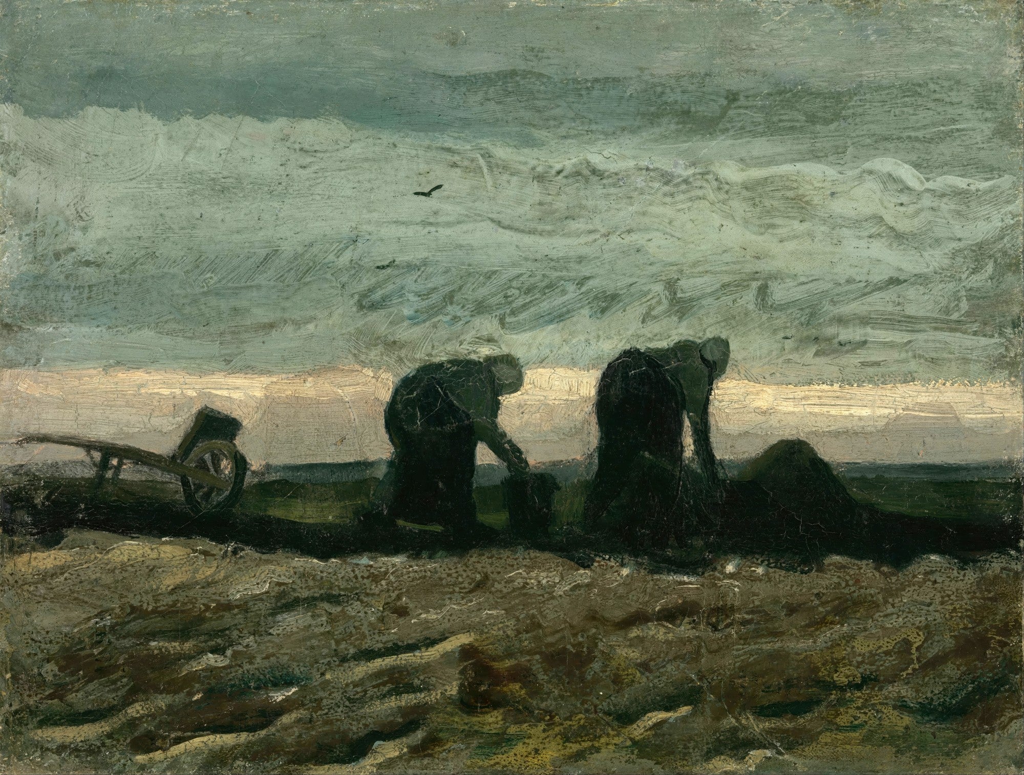 Pintura de Vincent van Gogh, Camponeses Plantando Batatas. Duas figuras escuras e curvadas trabalham em um campo de tons terrosos sob um céu cinzento-azulado, com uma carroça à esquerda e pássaros voando ao longe.