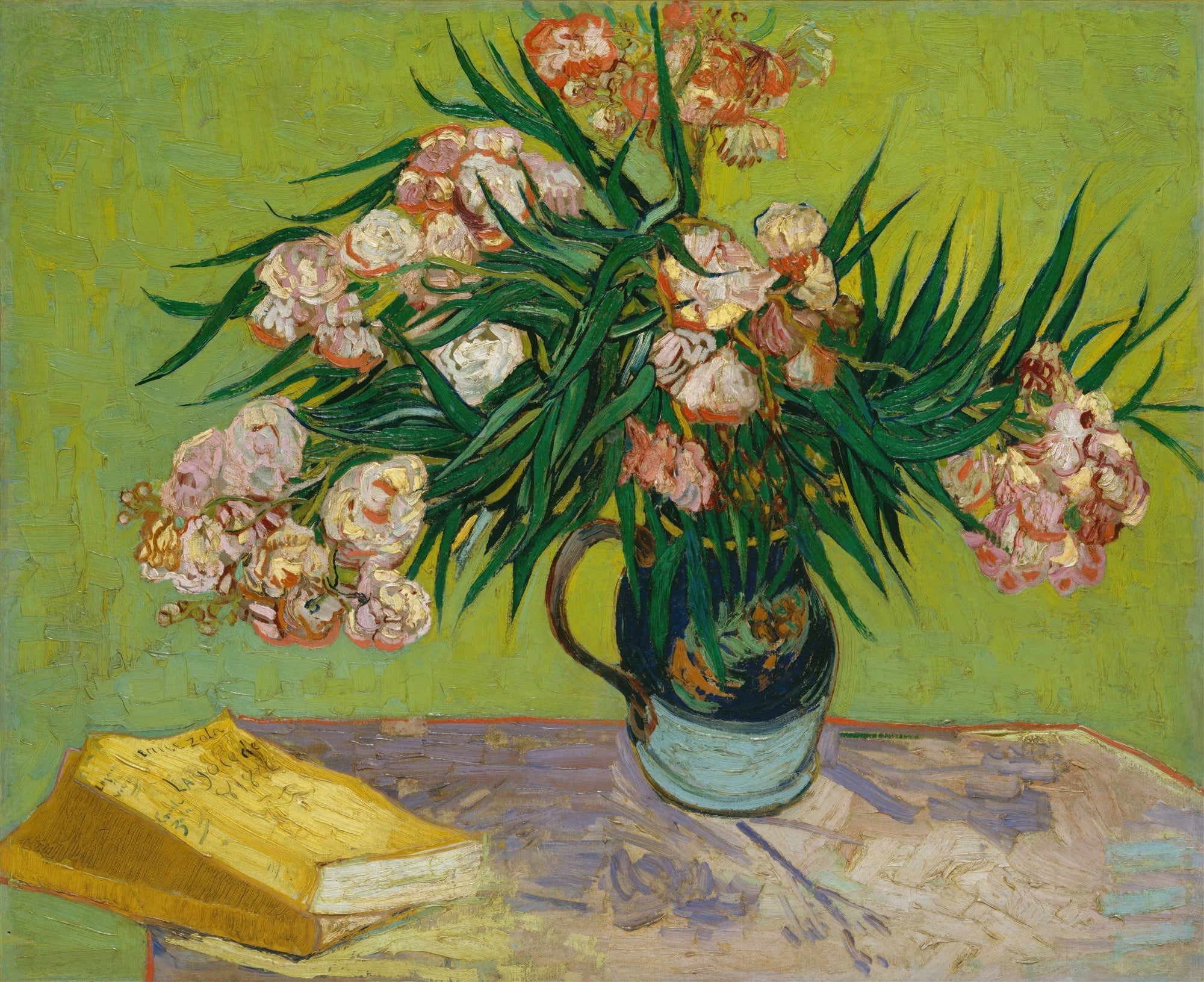 Quadro decorativo mostrando um vaso com flores de oleandro em tons de rosa e branco, sobre uma mesa, com um livro amarelo ao lado. O fundo é verde vibrante, com pinceladas expressivas. Obra de Vincent van Gogh.