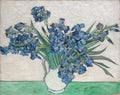 Quadro decorativo da obra Irises de Vincent van Gogh, com um arranjo vibrante de flores de íris azuis em um jarro branco contra um fundo claro, com uma base verde.