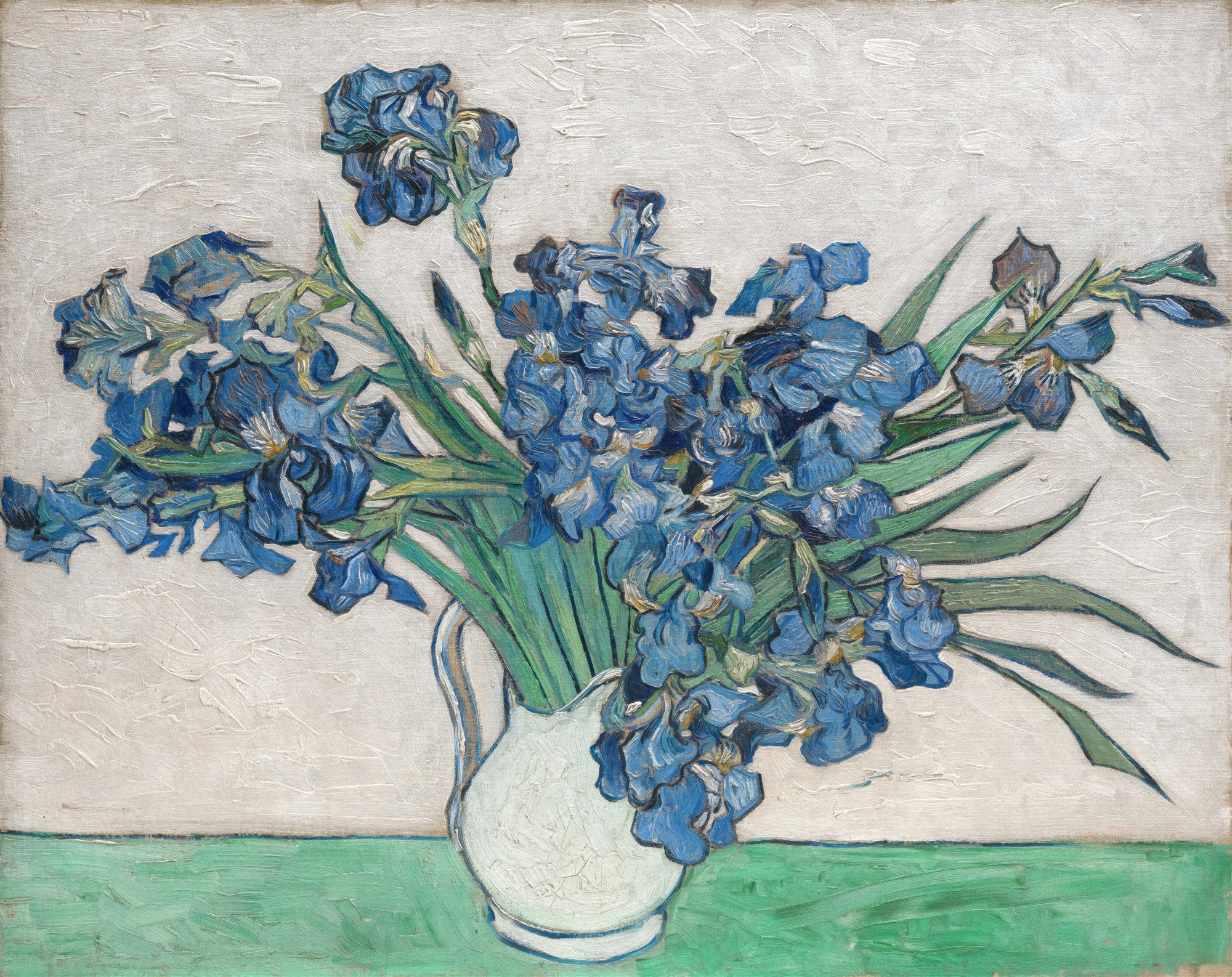 Quadro decorativo da obra Irises de Vincent van Gogh, com um arranjo vibrante de flores de íris azuis em um jarro branco contra um fundo claro, com uma base verde.