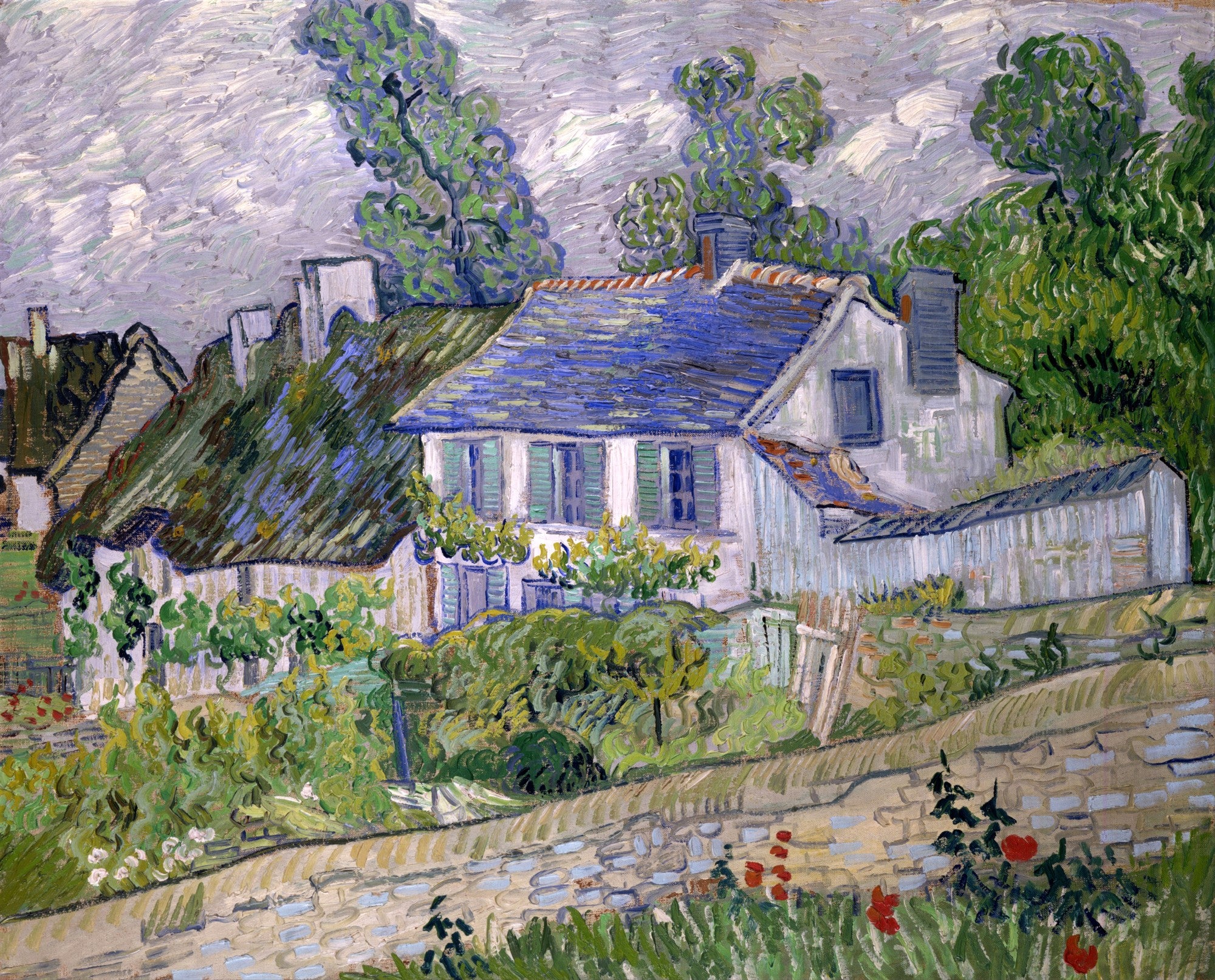 Pintura a óleo de Vincent van Gogh, 'Casas em Auvers-sur-Oise', mostrando casas com telhados azuis e verdes vibrantes, cercadas por vegetação densa e um céu nublado e expressivo, com pinceladas visíveis e textura marcante.