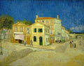 Quadro decorativo 'A Casa Amarela' de Vincent van Gogh, mostrando edifícios amarelos sob um céu azul intenso, com figuras na rua.