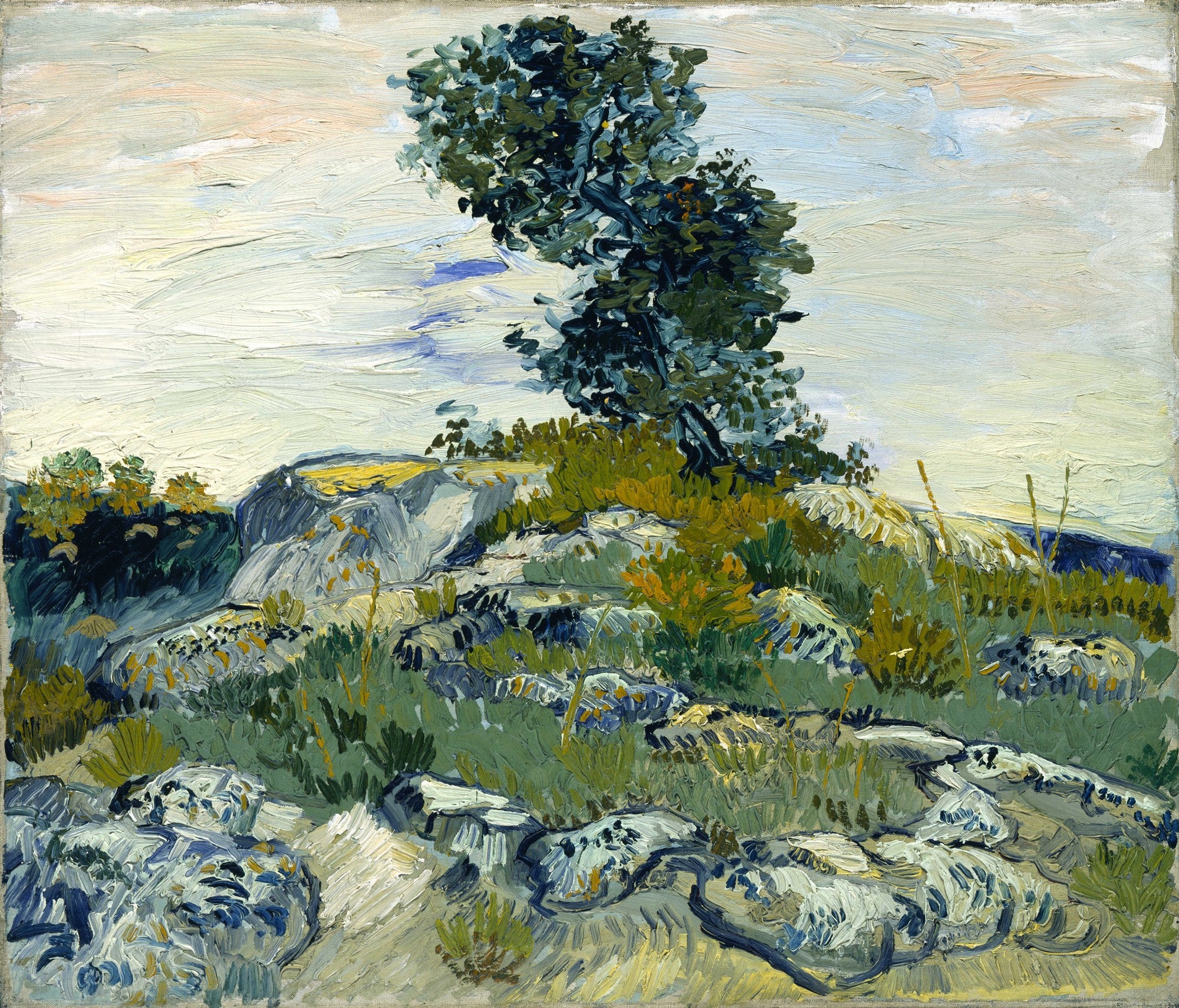 Quadro decorativo com a pintura 'A Montanha de Saint-Rémy com um Pinheiro' de Vincent van Gogh, mostrando uma paisagem rochosa com vegetação densa e um pinheiro proeminente, sob um céu claro com nuvens em tons pastel.