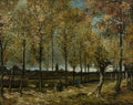 Pintura a óleo de Vincent van Gogh, 'Avenida de Poplars no Outono', mostrando uma alameda com árvores de folhas douradas e marrons, céu nublado e figuras caminhando ao fundo, com uma torre de igreja distante.