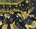 Pintura de Van Gogh, 'O Teatro de la Gaieté', mostrando uma multidão de pessoas em um teatro ou café, com luzes circulares no teto. Pessoas sentadas em primeiro plano, com chapéus e vestimentas da época, em tons de verde, azul e amarelo.