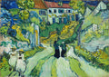 Pintura de Van Gogh intitulada 'A Rua, Saintes-Maries-de-la-Mer', mostrando uma rua vibrante com casas e vegetação exuberante, figuras humanas caminhando e pinceladas intensas de azul, verde e amarelo.