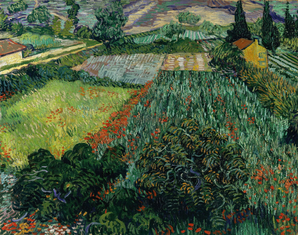 Pintura a óleo de Van Gogh, 'Vista de Saint-Rémy', mostrando um campo exuberante com tons de verde e vermelho, pinceladas vibrantes, casas ao fundo e árvores escuras no horizonte, sob um céu levemente nublado.