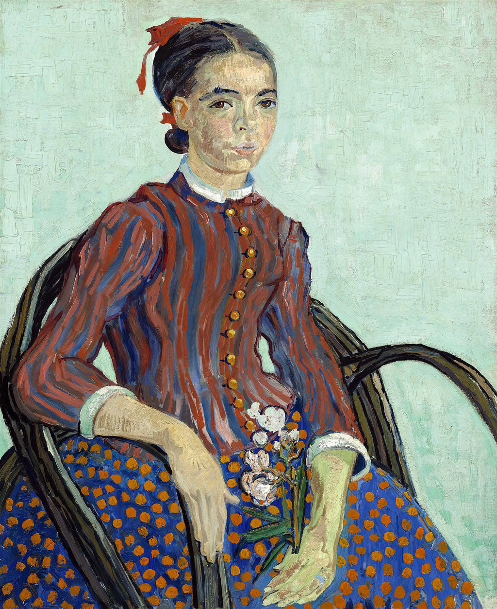 Retrato de Agostina Segatori, conhecida como 'A Italiana', por Vincent van Gogh, com uma mulher sentada em uma cadeira, vestindo um vestido listrado vermelho e azul com saia azul pontilhada de laranja, segurando flores brancas.