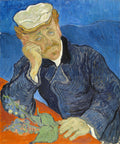 Retrato em óleo de um homem mais velho, com bigode e chapéu branco de marinheiro, apoiando o rosto na mão. O fundo é azul vibrante e a mesa laranja avermelhada. A técnica de pinceladas visíveis é característica de Van Gogh.