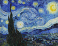 Quadro decorativo A Noite Estrelada de Vincent Van Gogh, apresentando um céu noturno azul intenso com estrelas e lua crescente amarelas e espirais, um cipreste escuro à esquerda e uma vila pacata no vale abaixo.