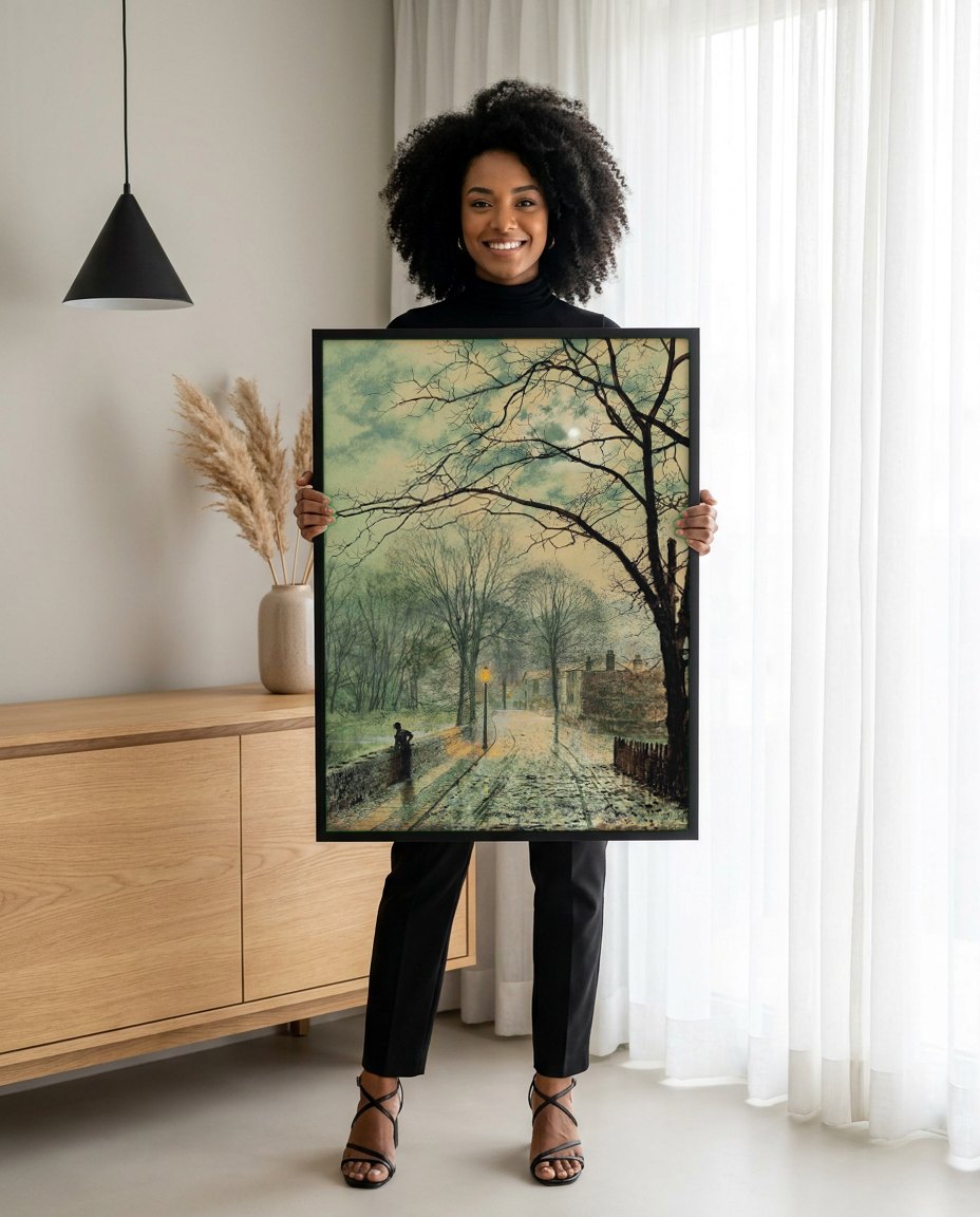 Quadro Decorativo Noite Luar - Grimshaw | modelo apresentando o quadro emoldurado