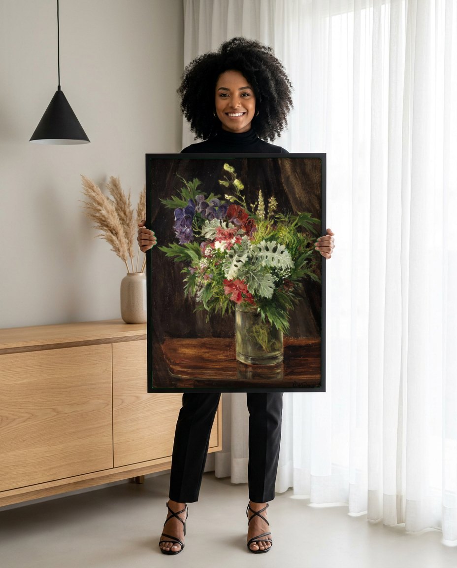 Quadro Decorativo Buquê de Flores - Olga Wisinger-Florian | modelo apresentando o quadro emoldurado