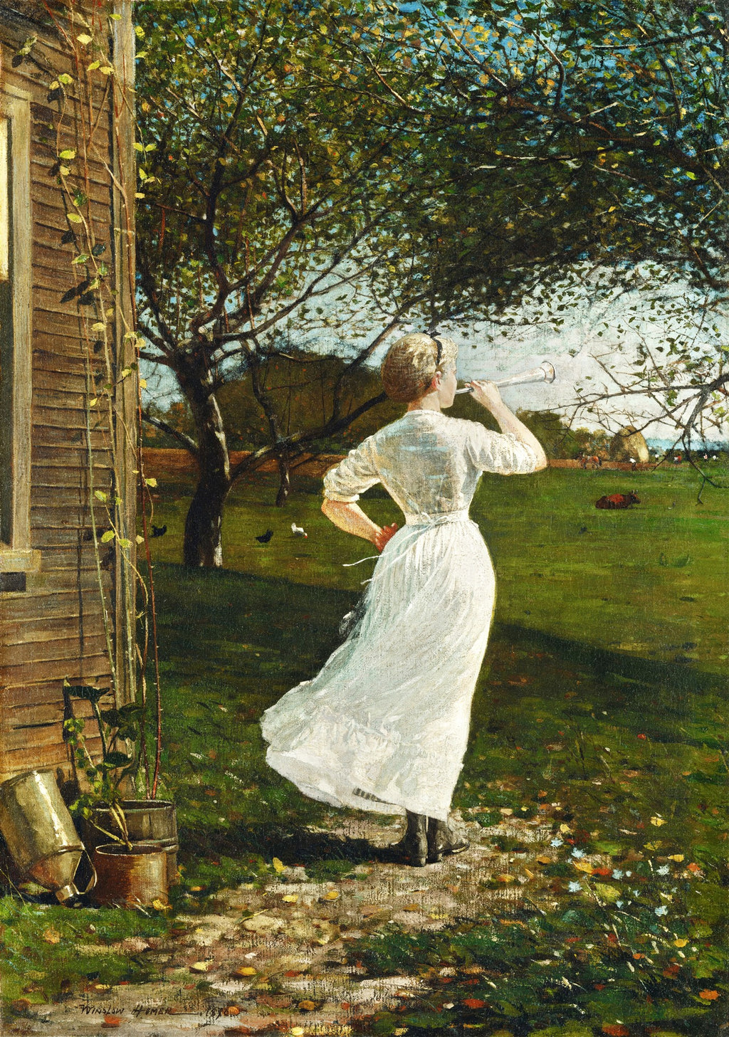 Uma mulher de vestido branco, vista de costas, soprando uma corneta em um campo verde ao entardecer, com uma casa de madeira à esquerda e árvores ao fundo. Obra de Winslow Homer.