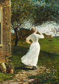 Uma mulher de vestido branco, vista de costas, soprando uma corneta em um campo verde ao entardecer, com uma casa de madeira à esquerda e árvores ao fundo. Obra de Winslow Homer.