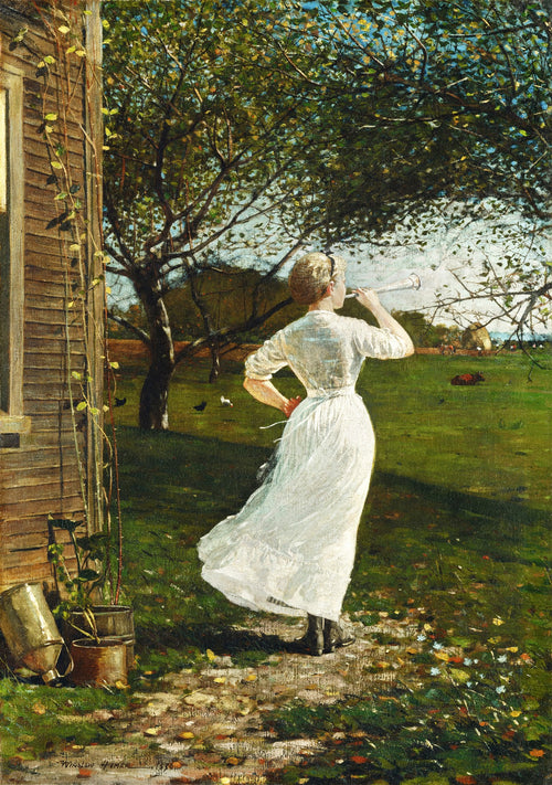 Uma mulher de vestido branco, vista de costas, soprando uma corneta em um campo verde ao entardecer, com uma casa de madeira à esquerda e árvores ao fundo. Obra de Winslow Homer.