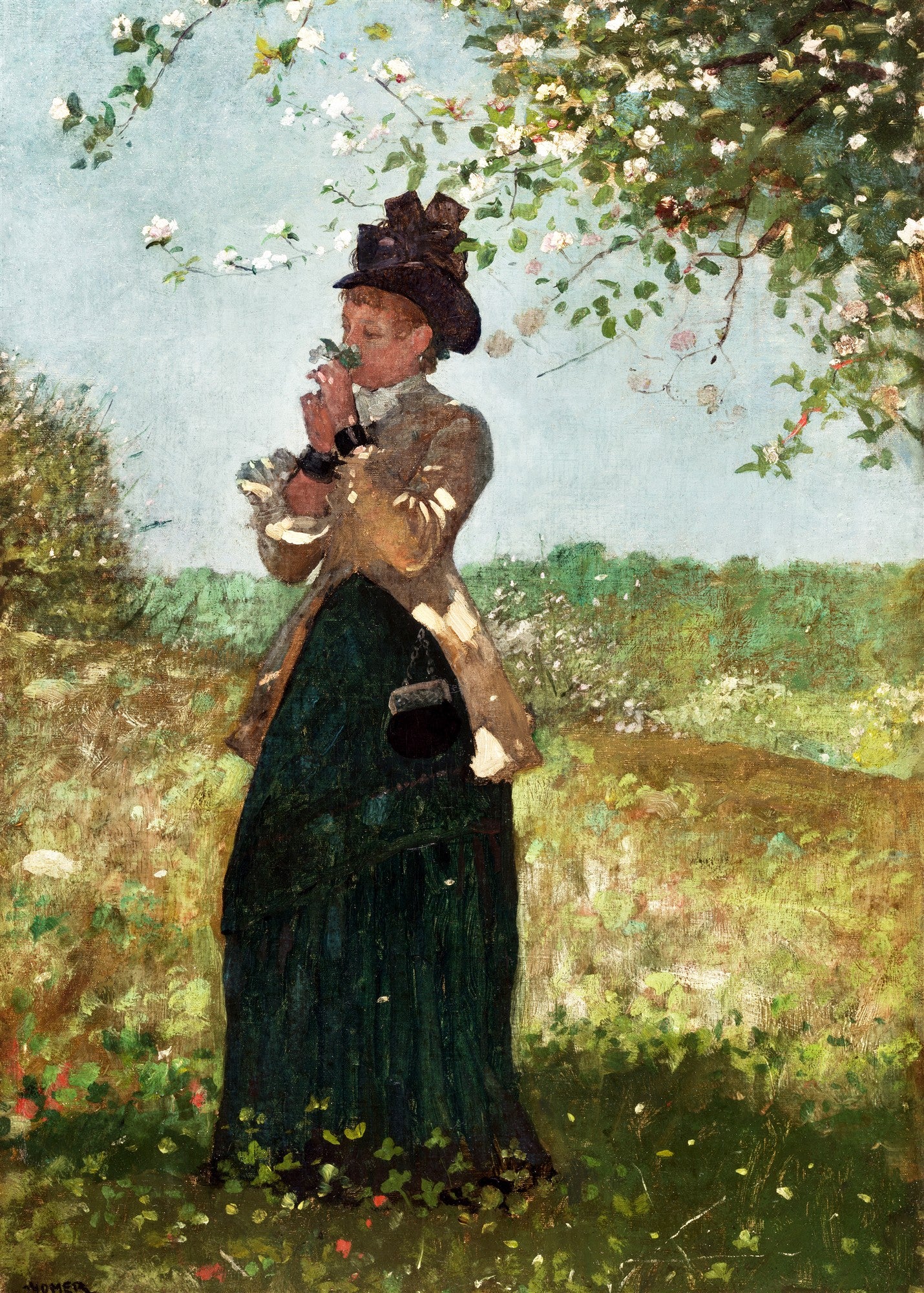 Mulher vestida elegantemente, com chapéu e vestido verde, em um pomar, cheirando flores brancas de uma árvore. Céu azul claro ao fundo. Obra de Winslow Homer.