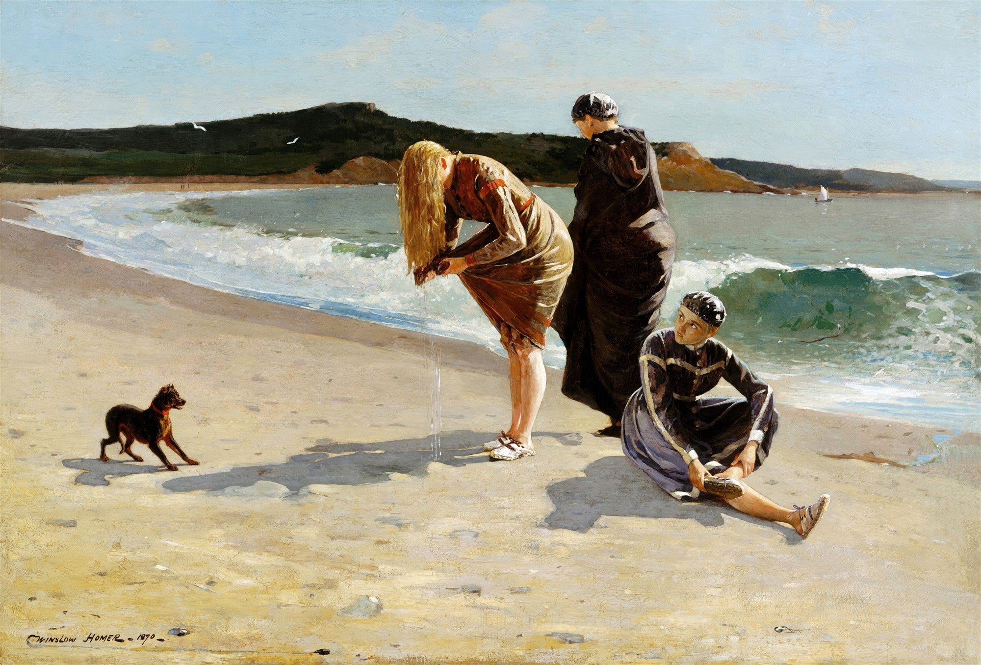 Quadro decorativo com pintura de Winslow Homer, 'Low Tide, Gloucester', mostrando três figuras femininas em roupas de banho antigas e um pequeno cão na beira da praia, com o mar e montanhas ao fundo sob um céu azul claro.