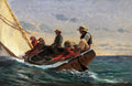 Quadro decorativo de Winslow Homer, 'Breezing Up (A Fair Wind)', mostrando um veleiro com cinco homens navegando em águas turbulentas sob um céu parcialmente nublado, com a palavra 'FLIRT' visível no barco.