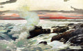 Quadro decorativo mostrando uma cena marinha dramática de Winslow Homer, com ondas quebrando violentamente em rochas escuras. O céu ao fundo apresenta tons vibrantes de vermelho e laranja, indicando um pôr do sol intenso. A espuma das ondas é branca e esverdeada, contrastando com o azul-escuro da água e as sombras das rochas. A composição transmite movimento e a grandiosidade do oceano.