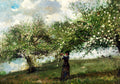 Pintura a óleo de Winslow Homer, 'Spring', que retrata uma mulher de costas, em um pomar florido, com árvores de flores brancas e rosadas sob um céu azul claro com nuvens brancas. O chão é de grama verde, e a luz do sol ilumina a cena.