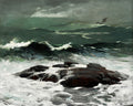 Quadro decorativo mostrando um mar revolto de Winslow Homer, com ondas esverdeadas e escuras quebrando em espuma branca contra rochas escuras sob um céu tempestuoso. Um pequeno barco é visível ao longe sobre as ondas.