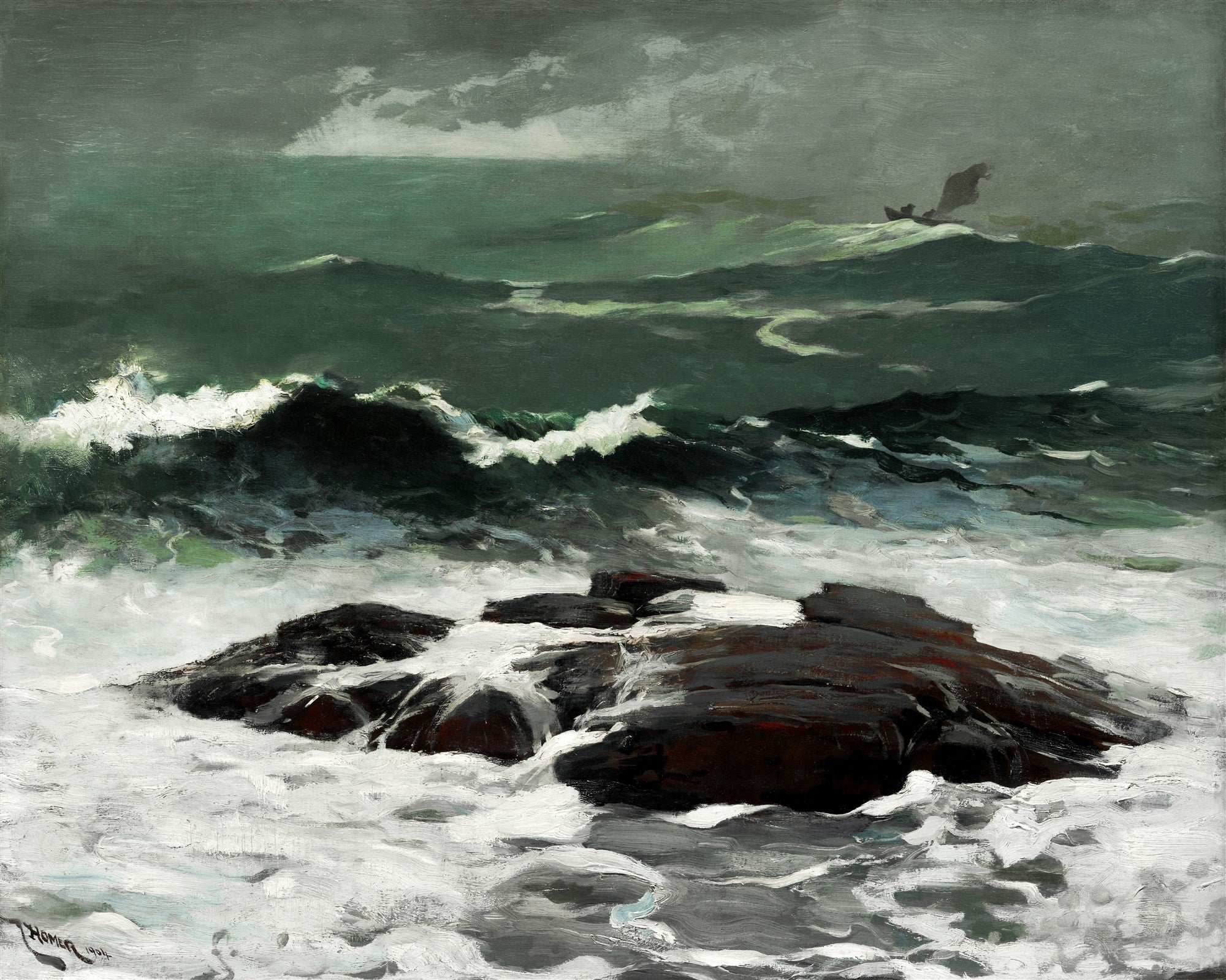 Quadro decorativo mostrando um mar revolto de Winslow Homer, com ondas esverdeadas e escuras quebrando em espuma branca contra rochas escuras sob um céu tempestuoso. Um pequeno barco é visível ao longe sobre as ondas.