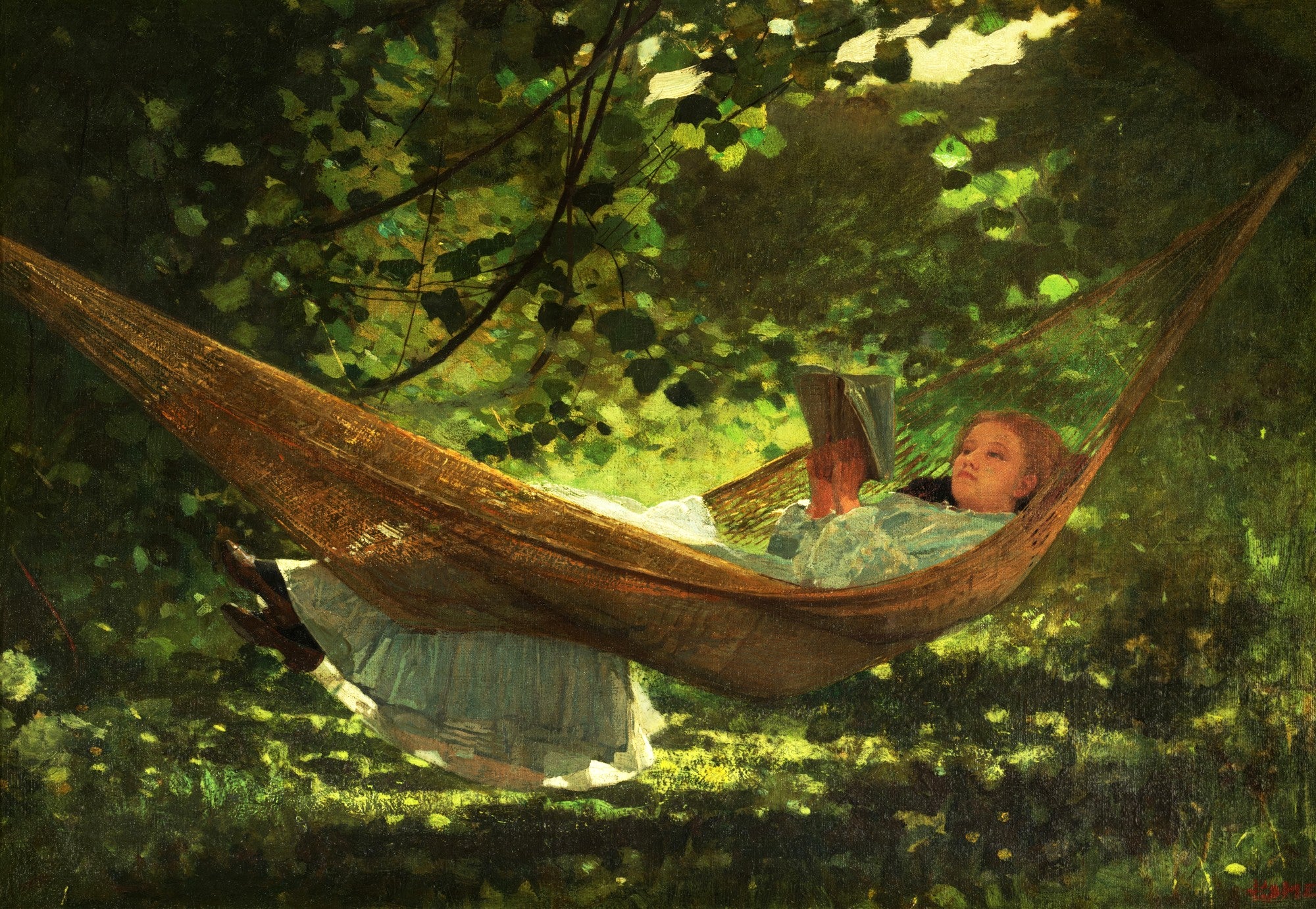 Quadro decorativo "A Rede" de Winslow Homer, retratando uma menina lendo em uma rede sob a sombra de árvores frondosas, com luz filtrada.