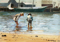 Quadro decorativo mostrando duas crianças de costas em águas rasas de uma praia, com um barco e construções ao fundo. Assinatura de Winslow Homer e data 1873.