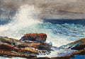 Quadro decorativo com uma pintura de Winslow Homer, 'A Onda', mostrando uma grande onda branca e espumante quebrando violentamente contra rochas escuras e marrons na costa. O céu é nublado e cinzento, e o mar distante é azul escuro. A técnica é aquarela.