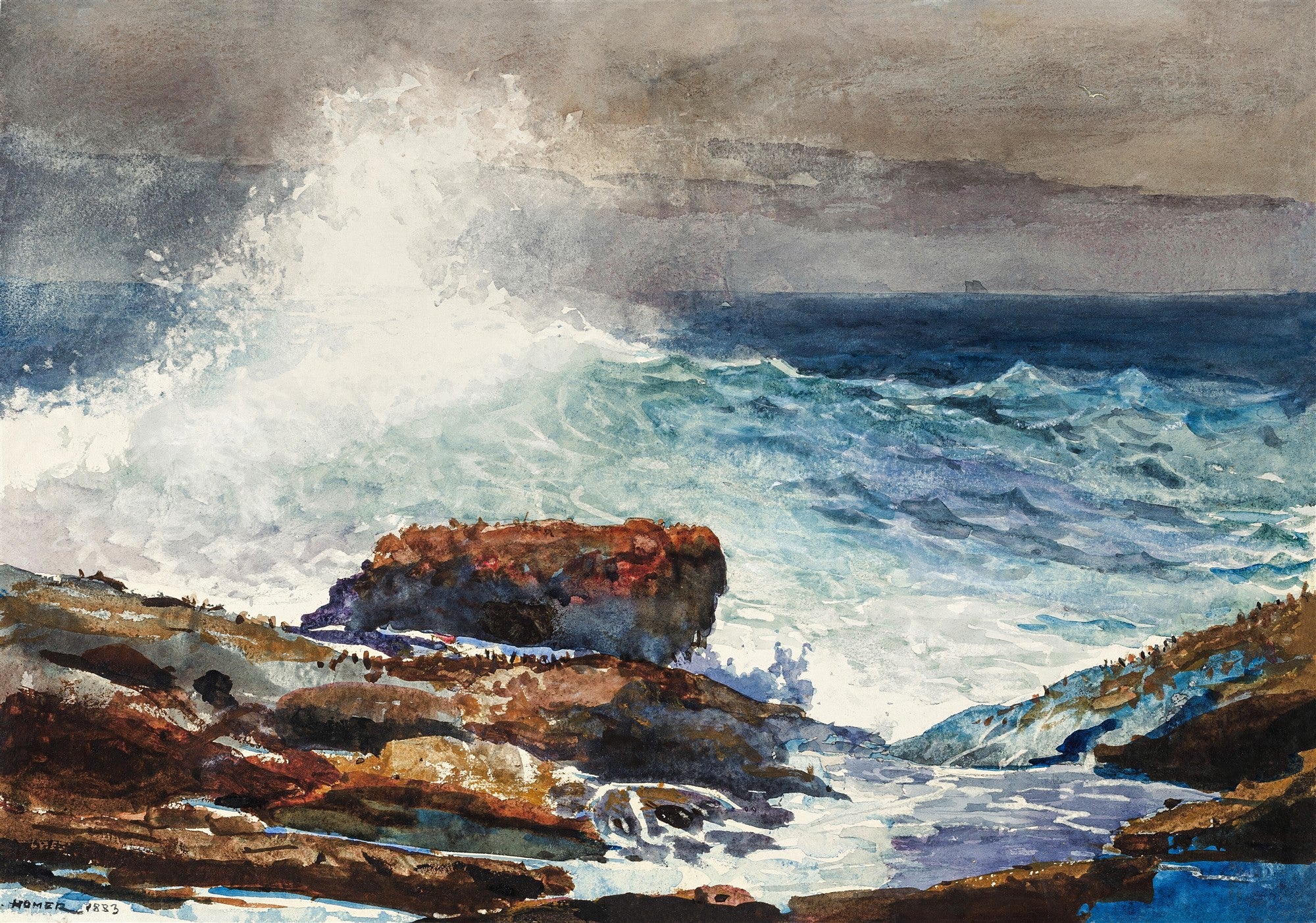 Quadro decorativo com uma pintura de Winslow Homer, 'A Onda', mostrando uma grande onda branca e espumante quebrando violentamente contra rochas escuras e marrons na costa. O céu é nublado e cinzento, e o mar distante é azul escuro. A técnica é aquarela.