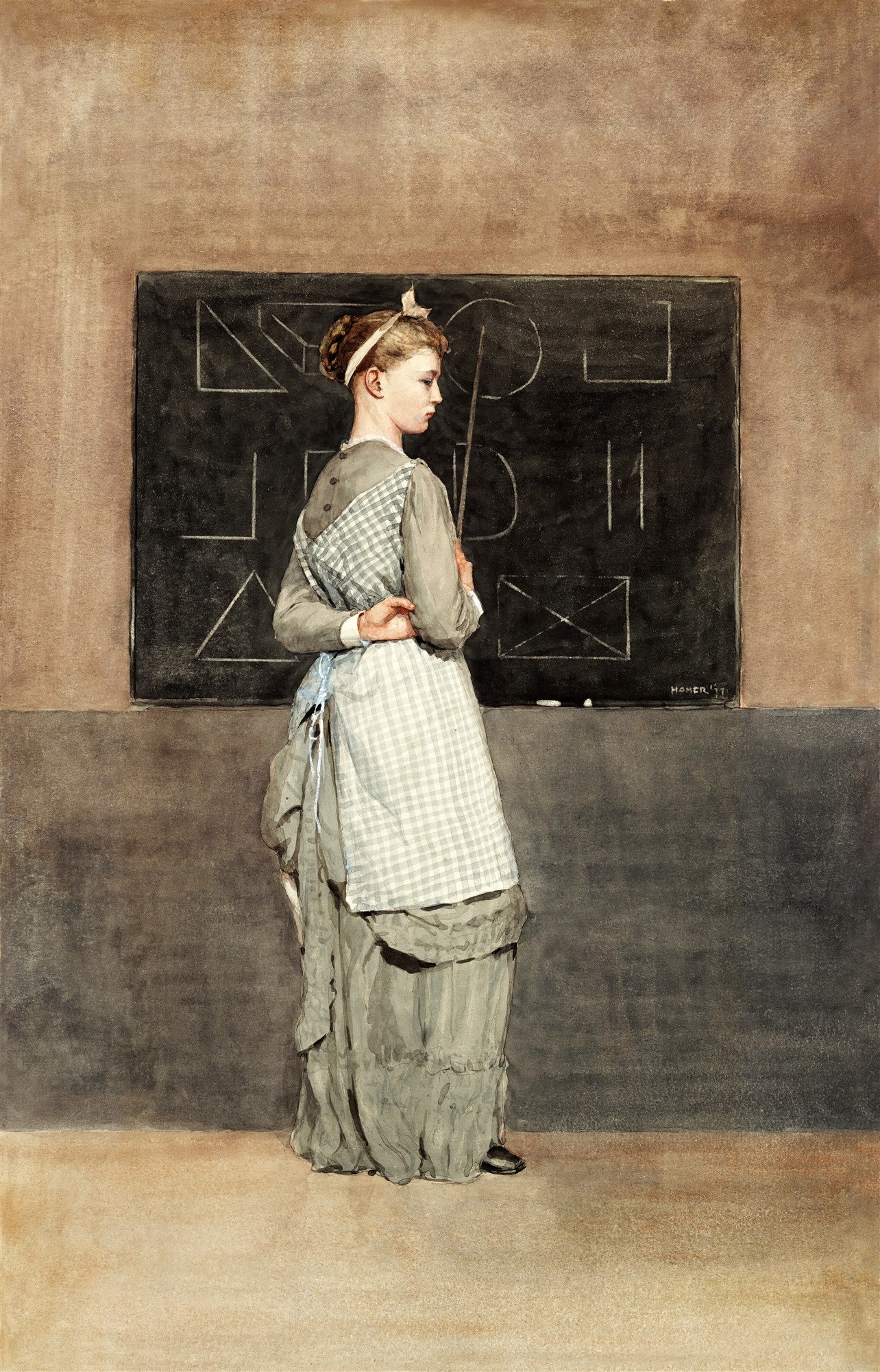 Quadro decorativo com a pintura "A Luz da Sala de Aula" de Winslow Homer, retratando uma jovem professora de perfil, em frente a uma lousa preta com formas geométricas desenhadas. A mulher veste um vestido cinza e um avental xadrez azul e branco, segurando uma vareta. A iluminação é suave, criando um ambiente introspectivo.