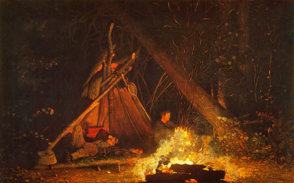 Quadro decorativo "A Fogueira do Acampamento" de Winslow Homer, retratando campistas ao redor de uma fogueira crepitante à noite na floresta, com luz e sombras dramáticas.