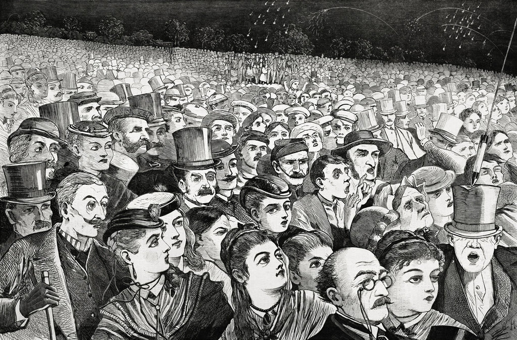 Gravura em preto e branco de Winslow Homer, 'A Multidão', mostrando uma grande aglomeração de pessoas olhando para cima, com expressões de espanto e curiosidade, enquanto fogos de artifício explodem no céu noturno. Homens com cartolas e mulheres com chapéus da moda do século XIX dominam a cena.