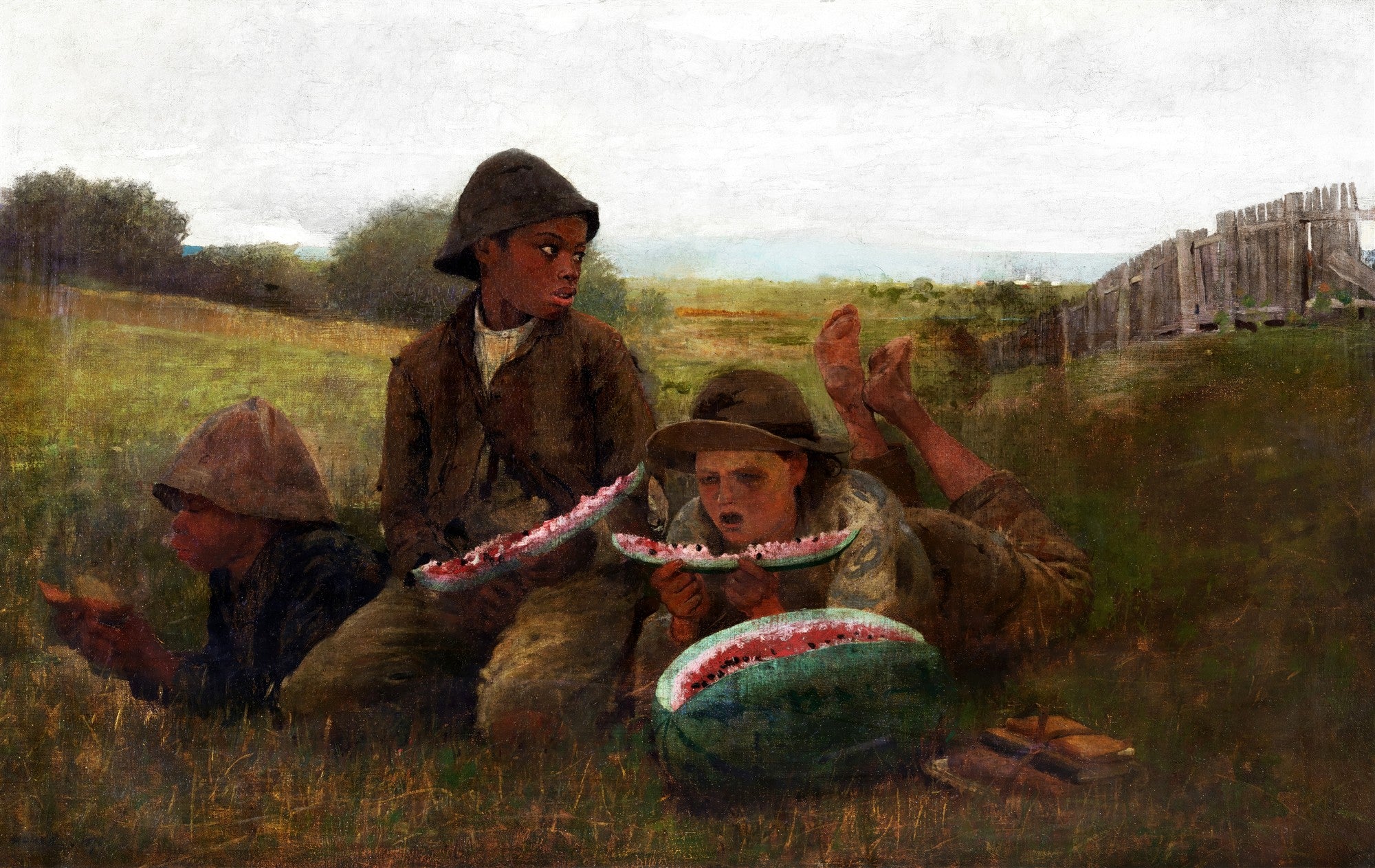Quadro decorativo com a pintura "The Watermelon Eaters" de Winslow Homer, mostrando três meninos sentados na grama, comendo melancia sob um céu claro. Um dos meninos é afro-americano, e os outros dois são brancos. O menino deitado tem os pés para cima. A cena é campestre com uma cerca de madeira ao fundo.