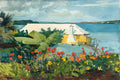 Quadro decorativo mostrando uma casa amarela com telhado branco à beira-mar, com um exuberante jardim de flores tropicais vermelhas e amarelas em primeiro plano, atribuído a Winslow Homer.
