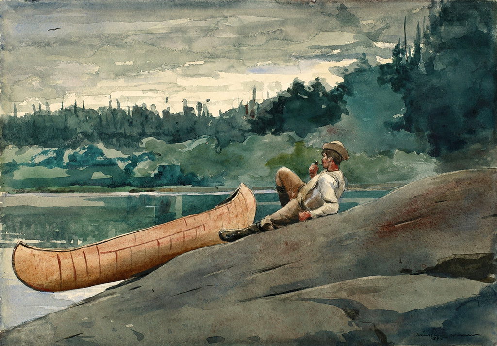 Quadro decorativo de Winslow Homer, 'The Adirondack Guide', mostrando um homem de chapéu e cachimbo descansando ao lado de um caiaque na margem de um lago, com uma floresta densa e céu nublado ao fundo.