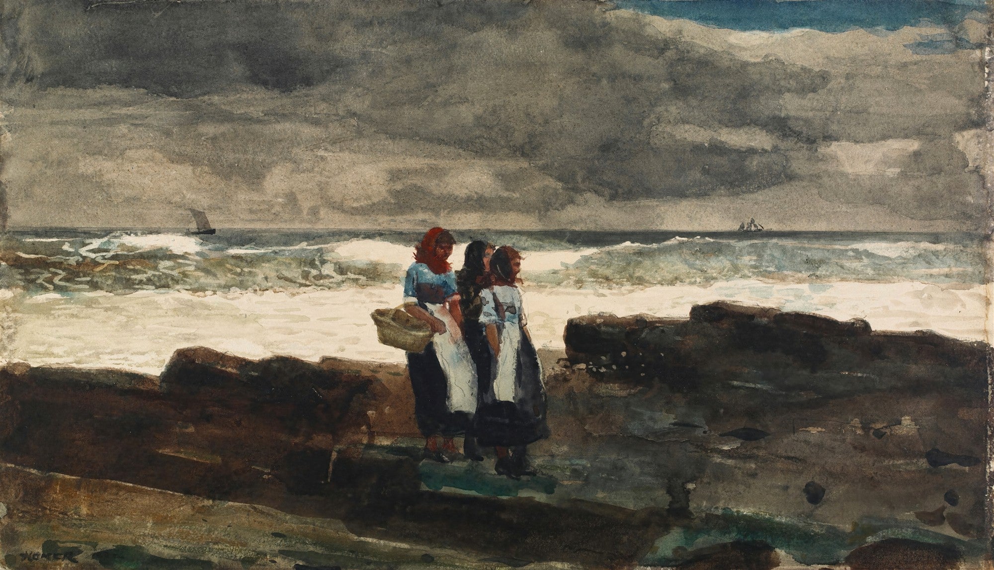 Três mulheres de vestimentas simples observam o mar agitado sob um céu nublado, com rochas em primeiro plano e barcos distantes no horizonte. A pintura é em tons de cinza, azul, marrom e branco, com pinceladas que sugerem movimento e a força da natureza. É uma aquarela de Winslow Homer.