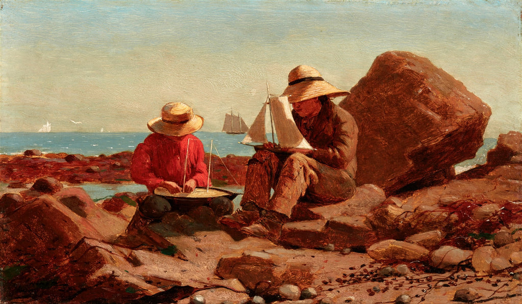 Quadro decorativo de Winslow Homer mostrando dois meninos com chapéus de palha, sentados em rochas na praia, brincando com barcos de brinquedo. O mar azul ao fundo com veleiros distantes.