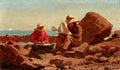 Quadro decorativo de Winslow Homer mostrando dois meninos com chapéus de palha, sentados em rochas na praia, brincando com barcos de brinquedo. O mar azul ao fundo com veleiros distantes.