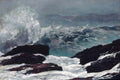 Quadro decorativo de Winslow Homer, A Corrente do Golfo, mostrando ondas brancas e espumosas batendo contra rochas escuras sob um céu nublado, com tons de azul e cinza predominantes.