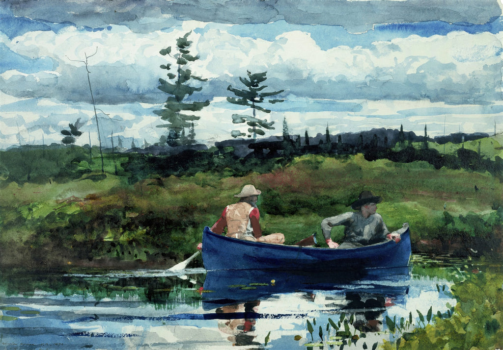 Quadro decorativo em aquarela de Winslow Homer, The Blue Boat, com dois homens em uma canoa azul em um lago cercado por vegetação e um céu com nuvens azuis e brancas.