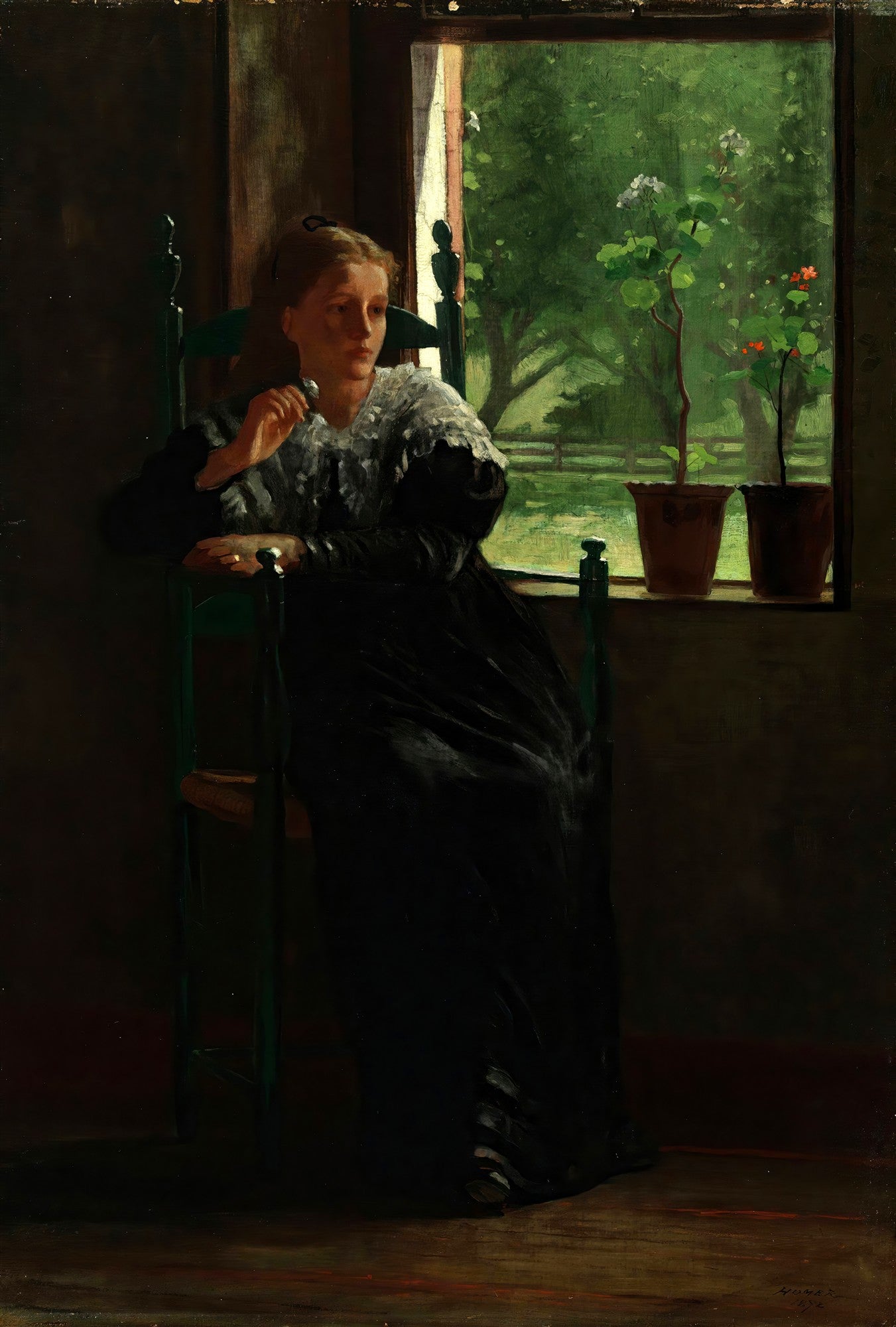 Quadro decorativo mostrando uma mulher sentada em uma cadeira verde, olhando pela janela para um jardim verde exuberante, com vasos de plantas no parapeito. A luz do sol ilumina parcialmente seu rosto e o exterior.
